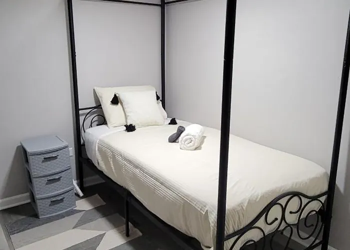 Avenue Hostal *